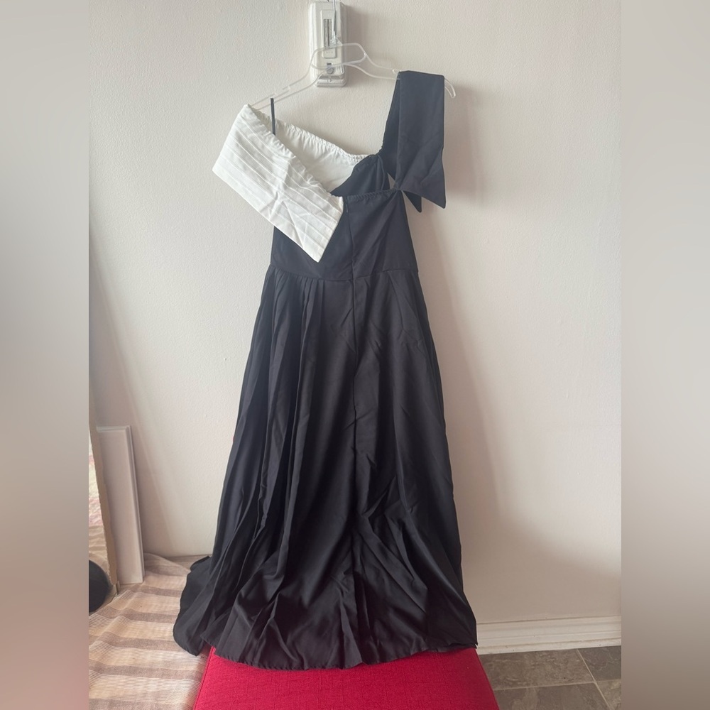 Elegant Black and White One-Shoulder Dress - Picture 8 of 13